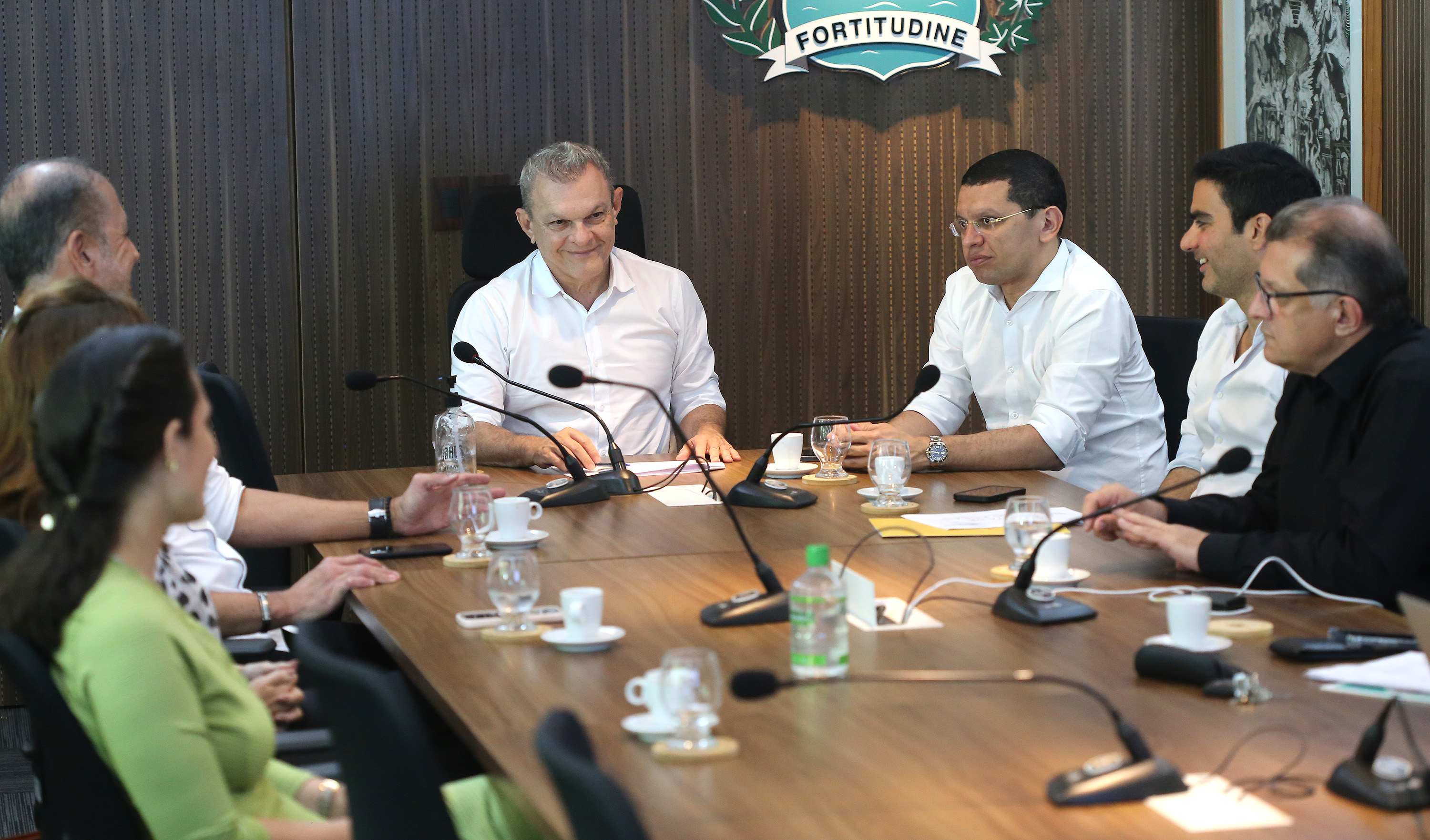 grupo de pessoas em uma mesa de reunião